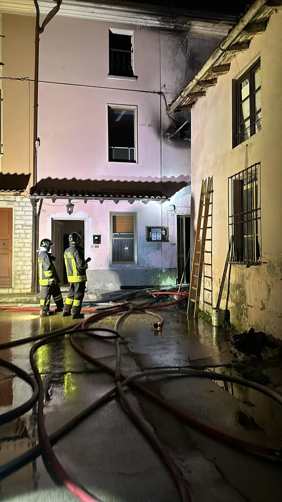 Vigili del fuoco al lavoro dopo l'esplosione a Pontevico