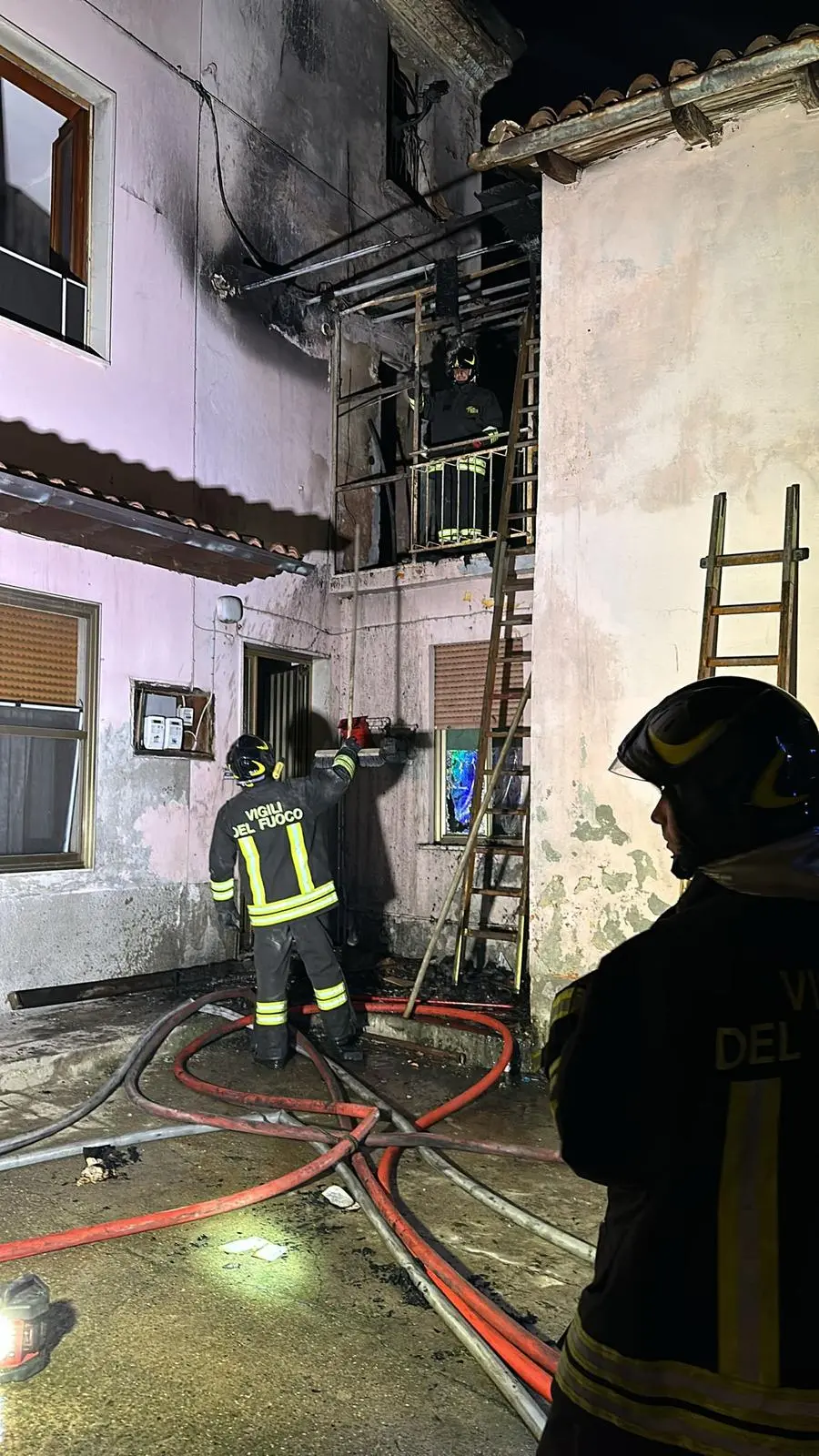 Vigili del fuoco al lavoro dopo l'esplosione a Pontevico