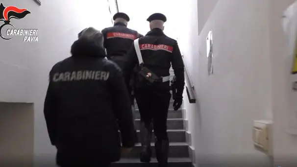 I carabinieri di Pavia hanno arrestato due fratelli e il compagno di una loro sorella con l'accusa di aver ucciso un egiziano di 44 anni i cui resti furono trovati carbonizzati in un'auto in una zona boschiva a Morsella di Pavia il 14 gennaio, 21 Febbraio 2023. ANSA/US CC