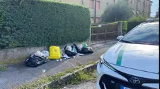 Rifiuti abbandonati per strada a Rezzato