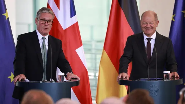 epa11568541 German Chancellor Olaf Scholz (R) and British Prime Minister Keir Starmer (L) react during a joint press conference at the chancellery in Berlin, Germany, 28 August 2024. Keir Starmer is in Berlin to launch negotiations on a new bilateral treaty, aiming to boost business and trade, deepen defense and security cooperation, and increase joint action on illegal migration, according to the Prime Minister's Office 10 Downing Street. EPA/CLEMENS BILAN