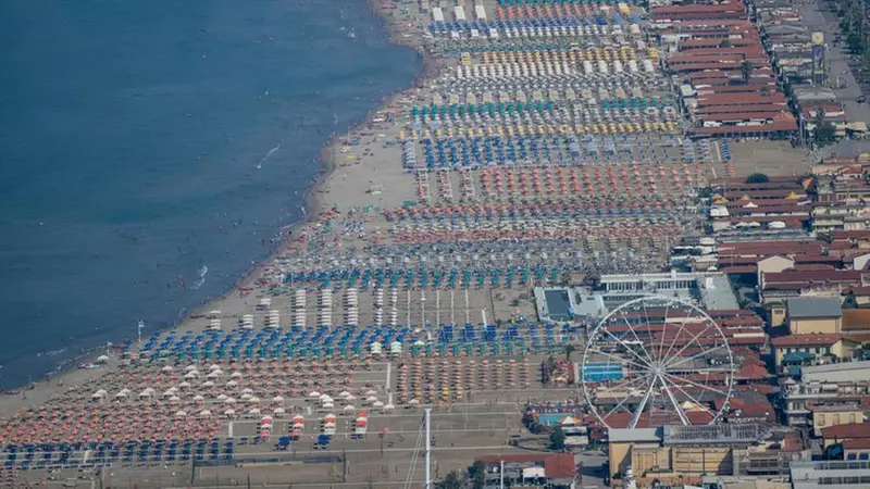 Le spiagge della Versilia - Foto Ansa/Claudio Giovannini © www.giornaledibrescia.it