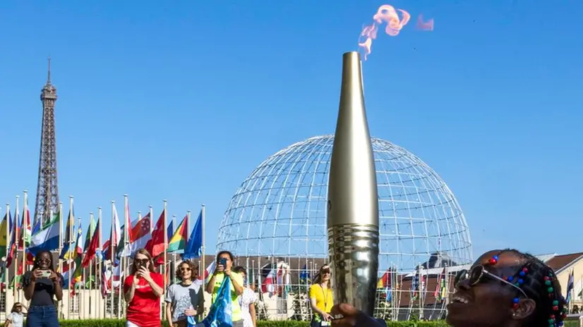 Paralimpiadi 2024, l'arrivo della torcia paralimpica a Parigi