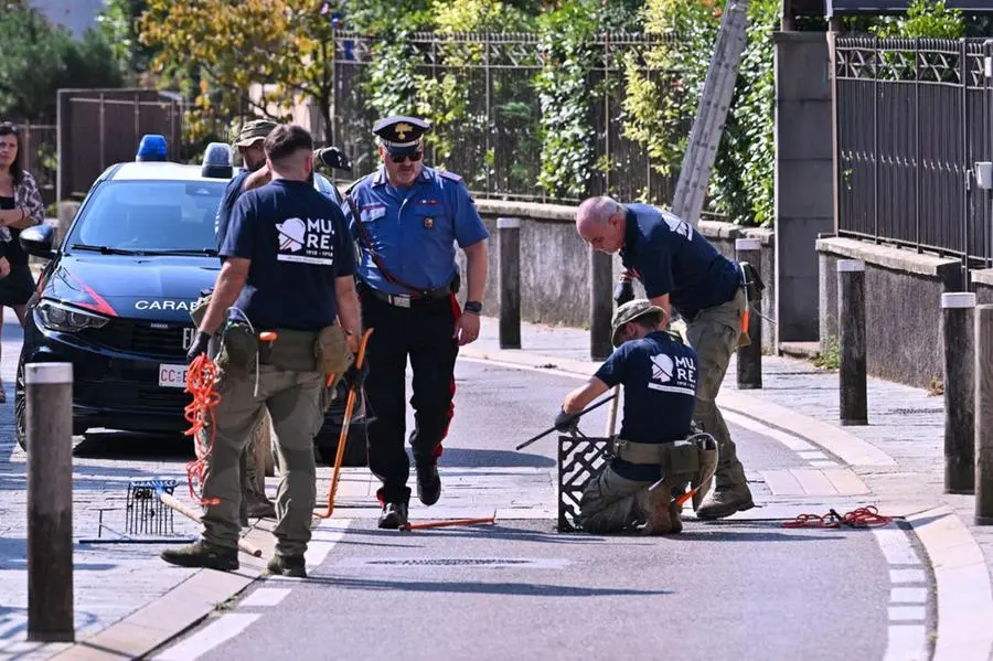 Una squadra del Mu.Re cerca il coltello che ha ucciso Sharon Verzeni