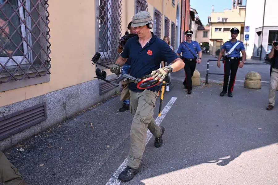 Una squadra del Mu.Re cerca il coltello che ha ucciso Sharon Verzeni