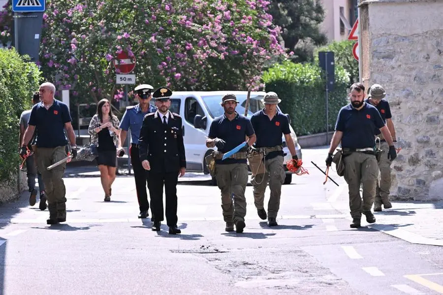 Una squadra del Mu.Re cerca il coltello che ha ucciso Sharon Verzeni