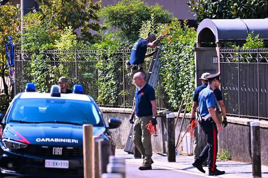 Una squadra del Mu.Re cerca il coltello che ha ucciso Sharon Verzeni