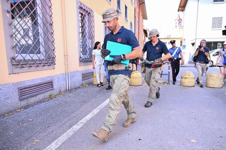 Una squadra del Mu.Re cerca il coltello che ha ucciso Sharon Verzeni