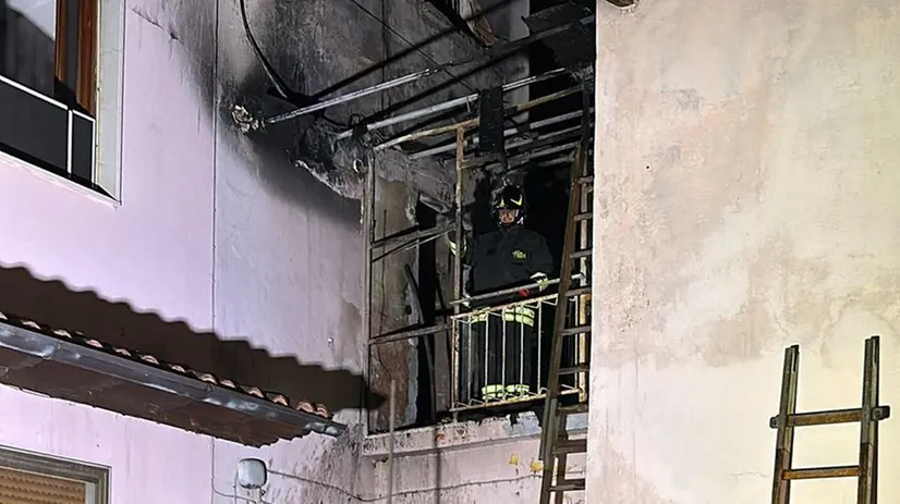 Vigili del fuoco in azione nella palazzina di Pontevico per spegnere l'incendio