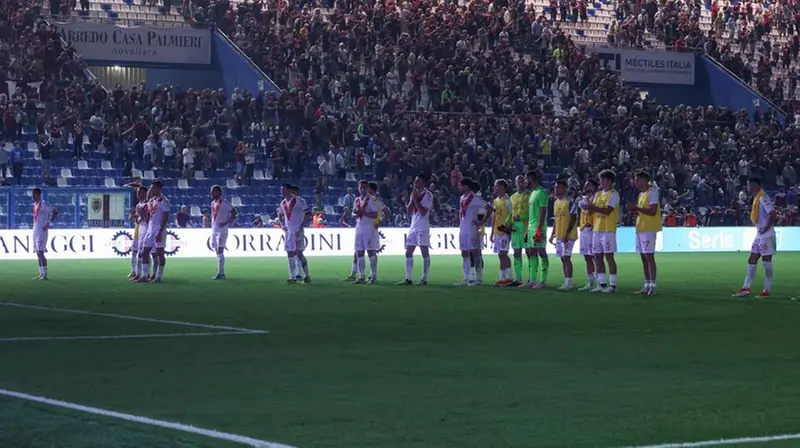 Il saluto della squadra ai tifosi dopo il fischio finale a Reggio Emilia - Foto New Reporter Nicoli © www.giornaledibrescia.it