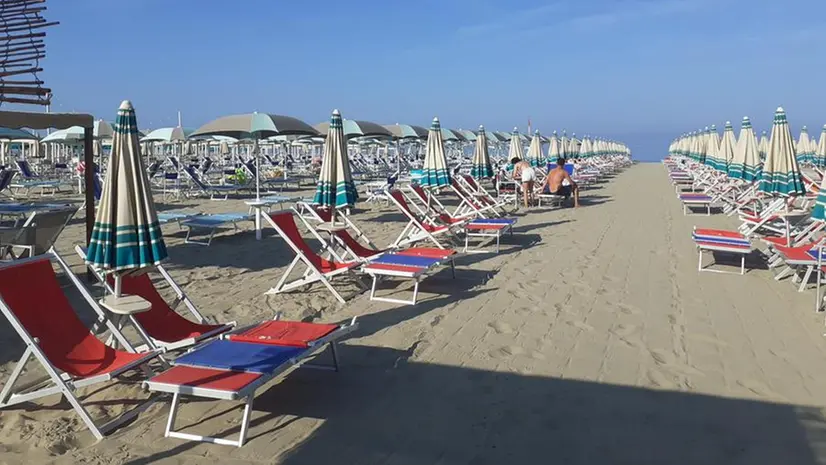 Una spiaggia italiana - Foto Ansa © www.giornaledibrescia.it