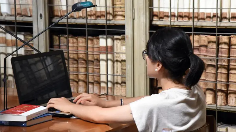 Un'utente della biblioteca Queriniana