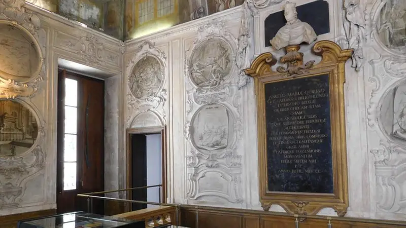 Uno scorcio degli affreschi nella biblioteca