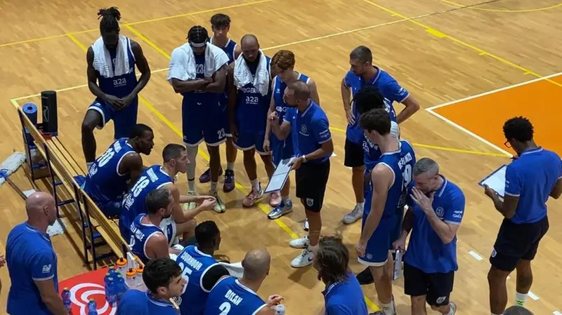 A colloquio con la squadra: Peppe Poeta nel corso di un time-out © www.giornaledibrescia.it