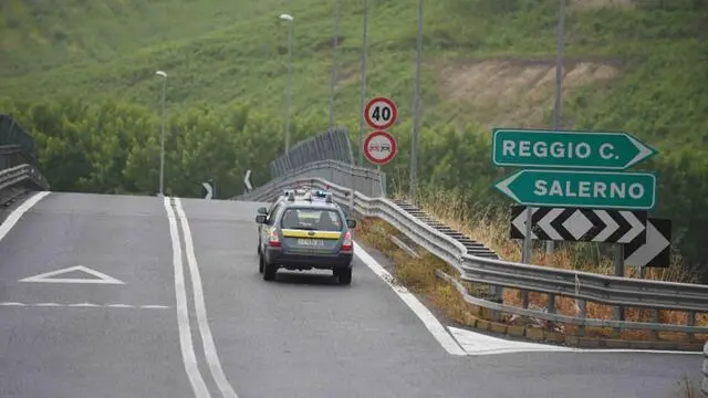 Il tratto autostradale dell'A3 Salerno-Reggio Calabria, tra gli svincoli di Mileto e Rosarno, sequestrato nell'ambito dell'inchiesta della Procura di Vibo Valentia. Sono 21 le persone indagate: tra le persone coinvolte ci sono dipendenti e dirigenti dell'Anas. Per la Procura esiste un "rischio idraulico/idrogeologico che investe l'opera". Vibo Valentia, 12 maggio 2016. ANSA/ UFFICIO STAMPA GUARDIA DI FINANZA +++ ANSA PROVIDES ACCESS TO THIS HANDOUT PHOTO TO BE USED SOLELY TO ILLUSTRATE NEWS REPORTING OR COMMENTARY ON THE FACTS OR EVENTS DEPICTED IN THIS IMAGE; NO ARCHIVING; NO LICENSING +++