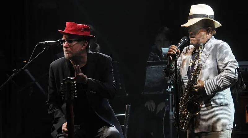 Francesco De Gregori e Lucio Dalla in Piazza della Loggia nel 2010 - Foto New Reporter Favretto © www.giornaledibrescia.it