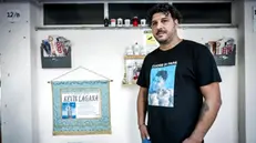 Il papà di Kevin, Massimo Laganà davanti al portone di casa a Vercelli nell'anniversario della strage di Brandizzo dove morirono cinque operai travolti da un treno. Vercelli 29 agosto 2024 ANSA/TINO ROMANO