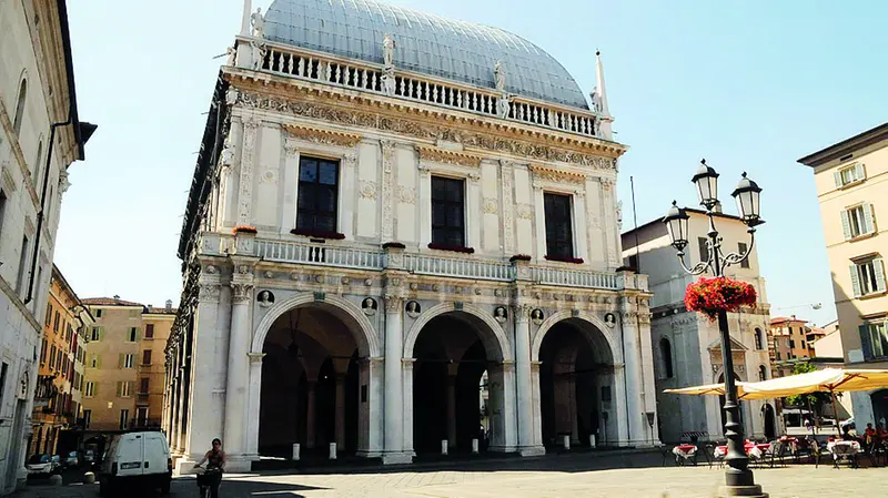 Il marmo bianco di Palazzo Loggia - Marco Ortogni/Neg © www.giornaledibrescia.it