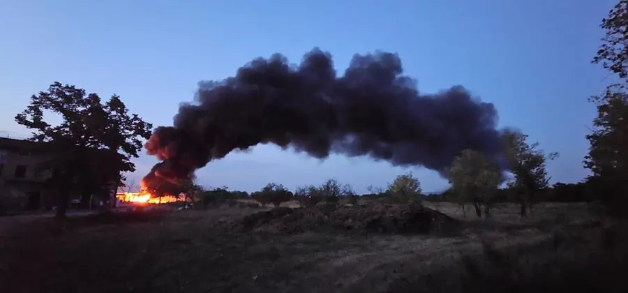 Fuoco e fumo all'esterno dell'aeroporto di Montichiari