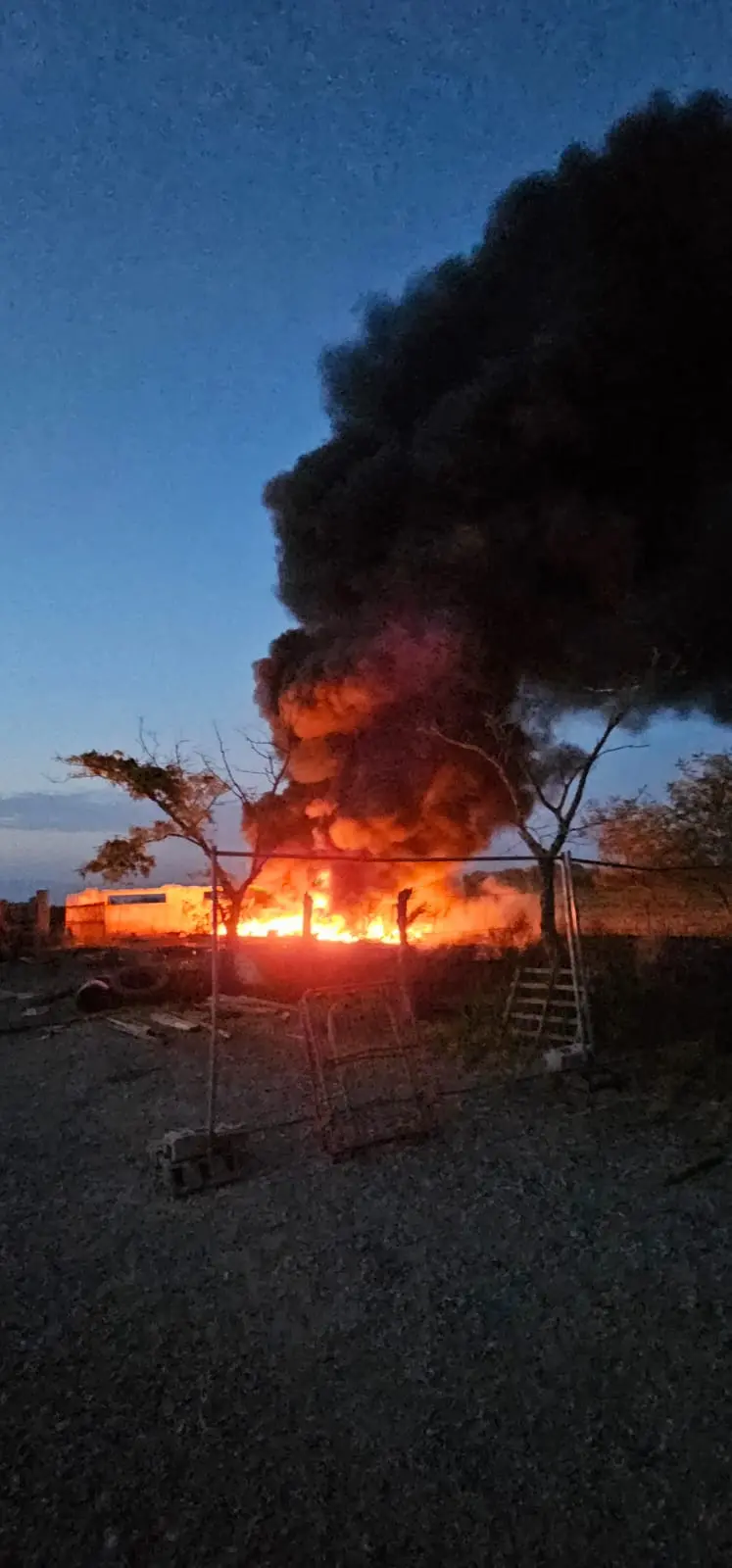 Fuoco e fumo all'esterno dell'aeroporto di Montichiari