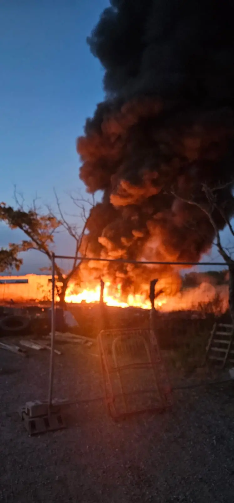 Fuoco e fumo all'esterno dell'aeroporto di Montichiari