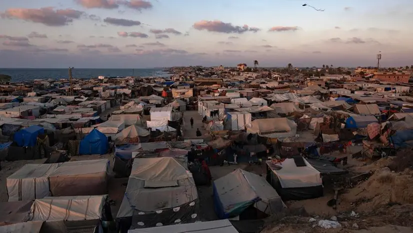 Un campo allestito da palestinesi sfollati sulla spiaggia di Khan Yunis, nella Striscia di Gaza - Foto Epa © www.giornaledibrescia.it