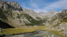 La Val d’Amola, tra monti e specchi d’acqua