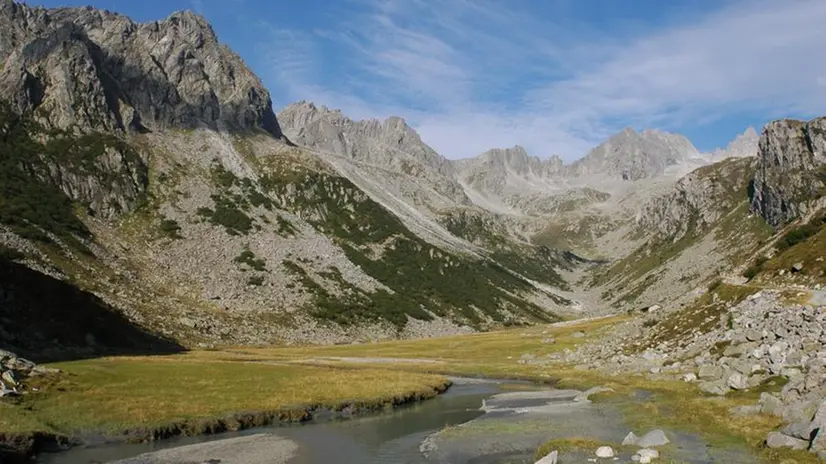 La Val d’Amola, tra monti e specchi d’acqua