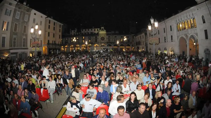 Il pubblico dei concerti epici che ci furono a Brescia, da Bowie ai Blue