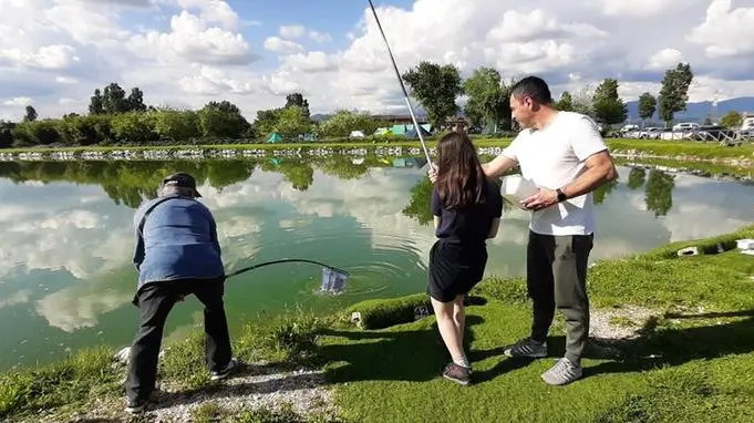 Al laghetto si insegna la pesca ai più giovani - Foto Fb/Asd Fipsas Brescia