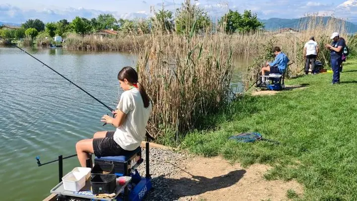 La pesca attrae ancora alcuni giovani - Foto/Fb Asd Fipsas Brescia