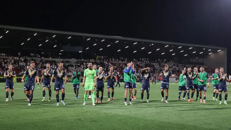 Il saluto della squadra ai tifosi dopo il fischio finale - Foto New Reporter Nicoli © www.giornaledibrescia.it