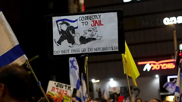 epa11576374 A demonstrator holds up a banner depicting a caricature of Israeli Prime Minister Benjamin Netanyahu takes part in a protest calling for the immediate release of the Israeli hostages held by Hamas in Gaza, next to the Kirya in Tel Aviv, Israel, 31 August 2024. According to the Israeli Defence Forces (IDF), 107 Israeli hostages remain in captivity in the Gaza Strip. Rallies in Israel have been critical of the Israeli government's handling of the crisis, demanding the immediate release of all hostages. EPA/ATEF SAFADI