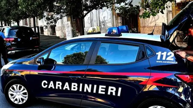 Avrebbe tentato di strangolare la fidanzata minacciandola anche di morte. A denunciare l'accaduto una ragazza romana di 20 anni che la notte tra sabato e domenica ha chiesto aiuto citofonando ai carabinieri della stazione di Roma Prenestina. Ha raccontato che poco prima durante una violenta discussione, il fidanzato aveva tentato di strangolarla con il filo del caricabatterie del cellulare e successivamente, dopo essere riuscita ad allontanarsi, le aveva inviato messaggi minatori con esplicite minacce di morte. La ventenne ha inoltre riferito di essere stata già vittima di episodi simili da circa un anno, mai denunciati, e in una circostanza di essere stata anche abusata sessualmente. La vittima è stata soccorsa e trasportata in ospedale per essere sottoposta al protocollo antiviolenza ed è stata dimessa con una prognosi di 20 giorni. I carabinieri della stazione Prenestina con la collaborazione dei carabinieri della Stazione Piazza Dante hanno attivato il codice rosso e si sono messi sulle tracce del fidanzato, 19enne romano. All'oscuro della denuncia, il ragazzo aveva fatto sapere alla fidanzata che la stava aspettando sotto la casa in cui convivevano. Ma all'appuntamento si sono presentati i militari che lo hanno arrestato per maltrattamenti in famiglia, tentato omicidio e violenza sessuale. Il Tribunale di Roma ha convalidato l'arresto e disposto per lui gli arresti domiciliari e l'applicazione del braccialetto elettronico. ANSA/Carabinieri ANSA PROVIDES ACCESS TO THIS HANDOUT PHOTO TO BE USED SOLELY TO ILLUSTRATE NEWS REPORTING OR COMMENTARY ON THE FACTS OR EVENTS DEPICTED IN THIS IMAGE; NO ARCHIVING; NO LICENSING +++ NPK