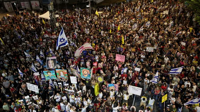 epa11576363 Israelis take part in a protest calling for the immediate release of the Israeli hostages held by Hamas in Gaza, next to the Kirya in Tel Aviv, Israel, 31 August 2024. According to the Israeli Defence Forces (IDF), 107 Israeli hostages remain in captivity in the Gaza Strip. Rallies in Israel have been critical of the Israeli government's handling of the crisis, demanding the immediate release of all hostages. EPA/ATEF SAFADI