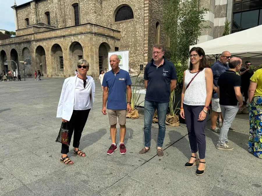 Brixia Florum riempie piazza Vittoria di fiori