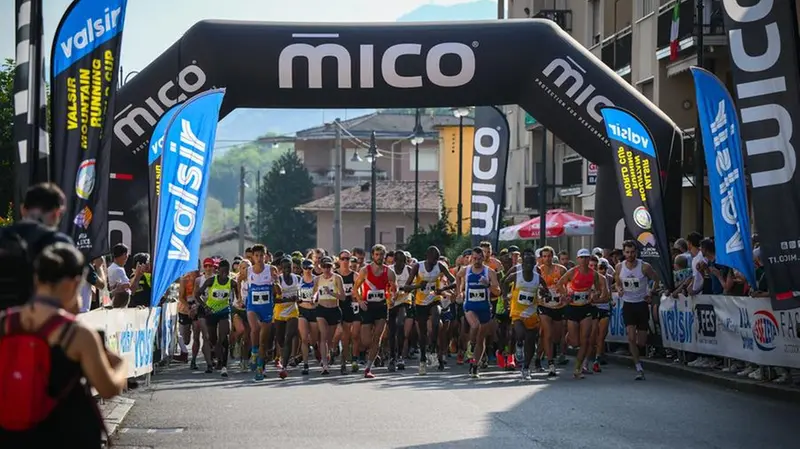 La partenza in centro a Casto - Foto/Benedetto