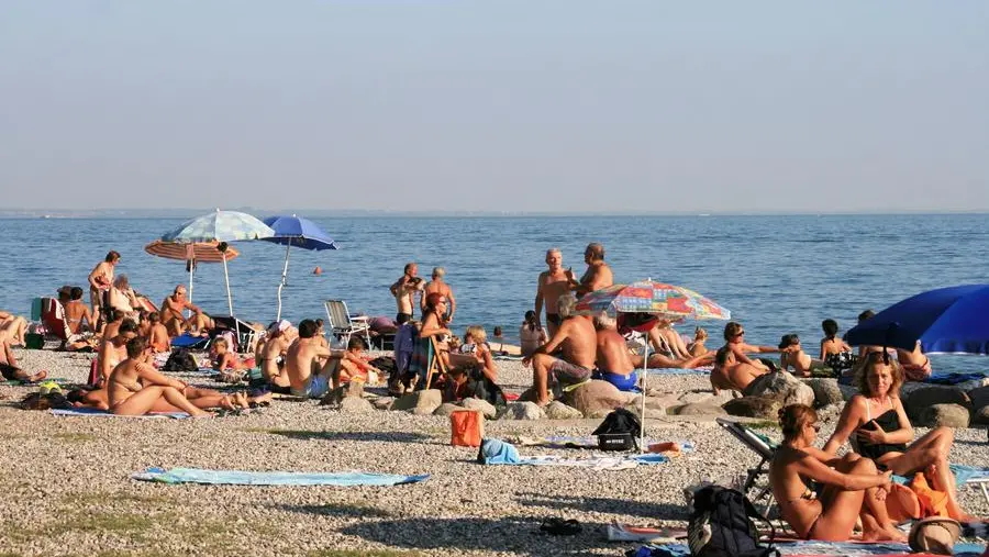Turisti sulle spiagge del Lago di Garda - Foto © www.giornaledibrescia.it