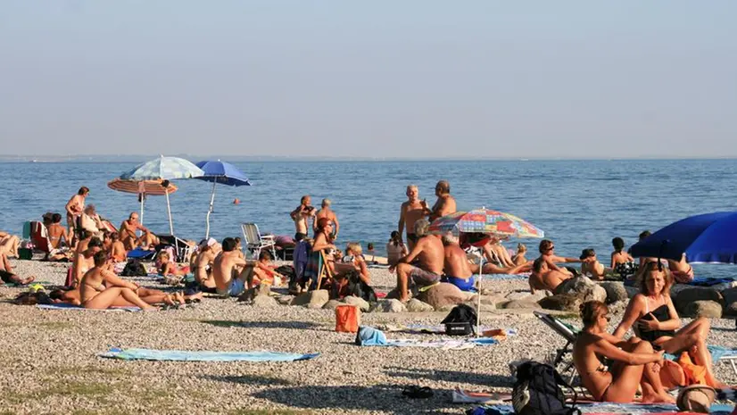 Turisti sulle spiagge del Lago di Garda - Foto © www.giornaledibrescia.it