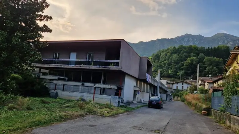 L'ingresso della Investarm di Marcheno: il padre della bambina è il custode © www.giornaledibrescia.it