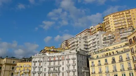 Nella immagine di archivio, uno scorcio dei palazzi lungo il corso Vittorio Emanuele a Napoli.Il mercato immobiliare rialza la testa, in Italia nel primo trimestre del 2010 le convenzioni relative alle compravendite di unità immobiliari sono state pari a 190.728, in aumento del 2,3% rispetto allo stesso periodo dell'anno precedente. E' quanto emerge dal rapporto su compravendite immobiliari e mutui diffuso dall'Istat. ANSA/ CIRO FUSCO /