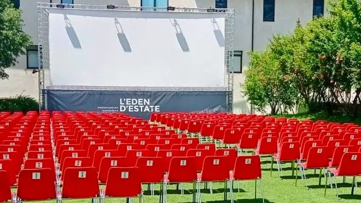 Lo schermo per le proiezioni di L'Eden d'estate al Santa Giulia