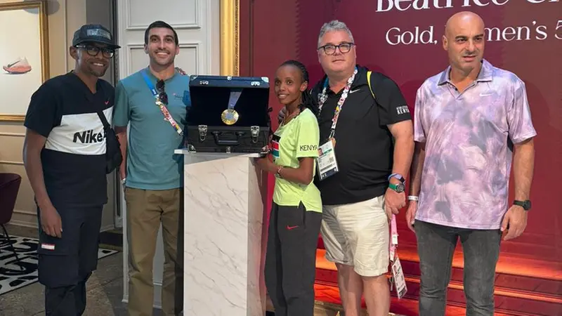 Beatrice Chebet con Federico Rosa e il suo team - © www.giornaledibrescia.it