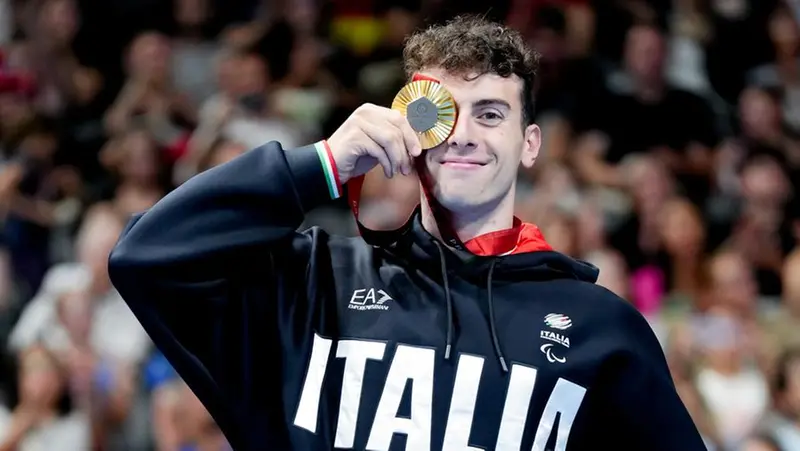 Federico Bicelli sul gradino più alto del podio dopo i 400 stile libero - Foto Cip/Simone Ferraro © www.giornaledibrescia.it