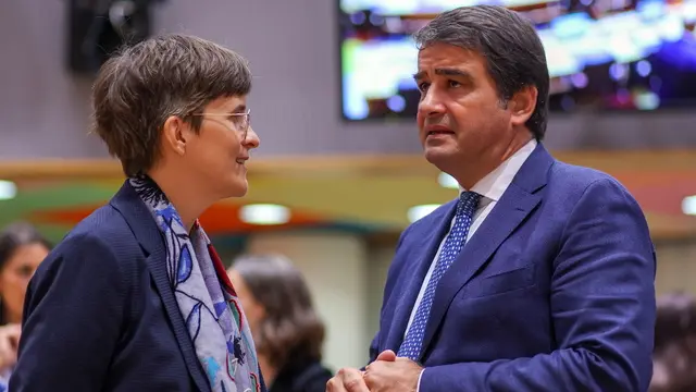epa10868871 German Minister of State for Europe and Climate Anna Luehrmann (L) and Italian Minister for European Affairs and Territorial Cohesion Raffaele Fitto speak with each other during the European General Affairs Council meeting in Brussels, Belgium, 19 September 2023. Among other topics, the Council will discuss a request by Spain to amend Regulation No 1/1958 to include Catalan, Basque and Galician in the EU's language regime. EPA/OLIVIER HOSLET