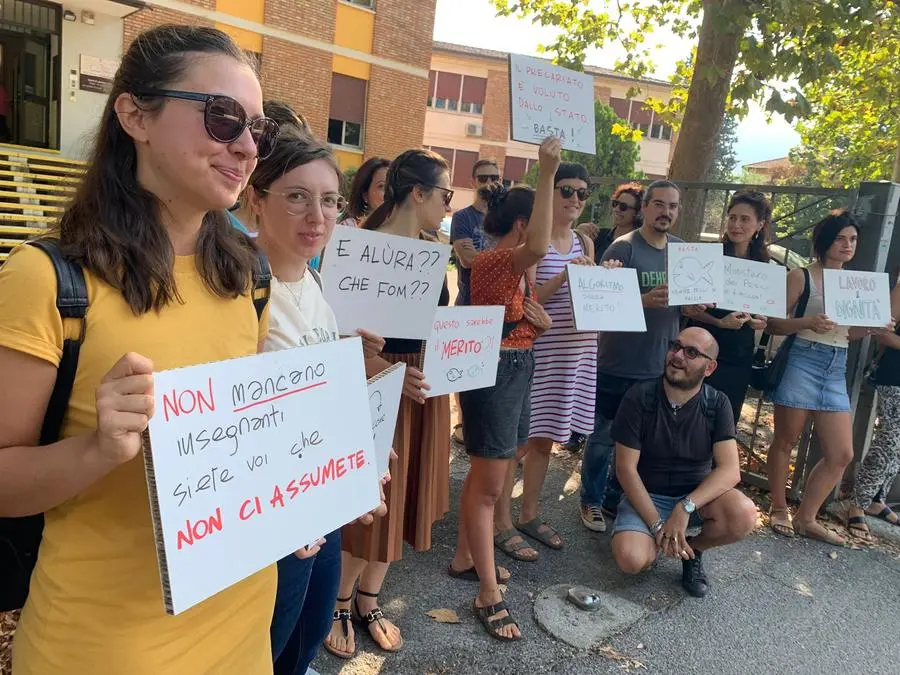 La protesta degli insegnanti fuori dalla sede dell'Ufficio scolastico territoriale di Brescia