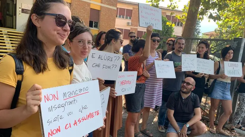La protesta degli insegnanti fuori dalla sede dell'Ufficio scolastico territoriale di Brescia