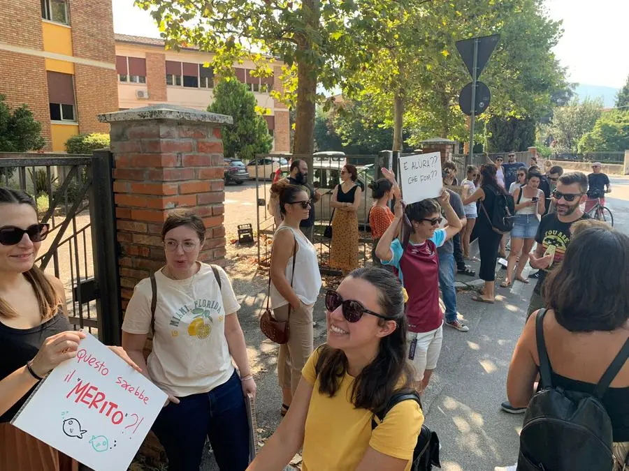 La protesta degli insegnanti fuori dalla sede dell'Ufficio scolastico territoriale di Brescia