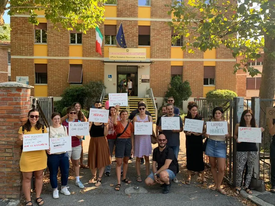 La protesta degli insegnanti fuori dalla sede dell'Ufficio scolastico territoriale di Brescia