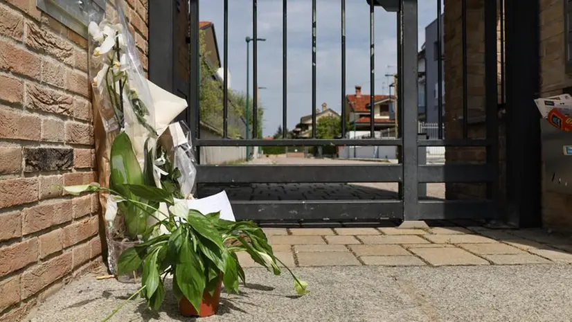 I fiori lasciati a Paderno Dugnano, dove un 17enne ha confessato di avere ucciso i genitori e il fratello di 12 anni - Foto Ansa/Sergio Pontoriero © www.giornaledibrescia.it